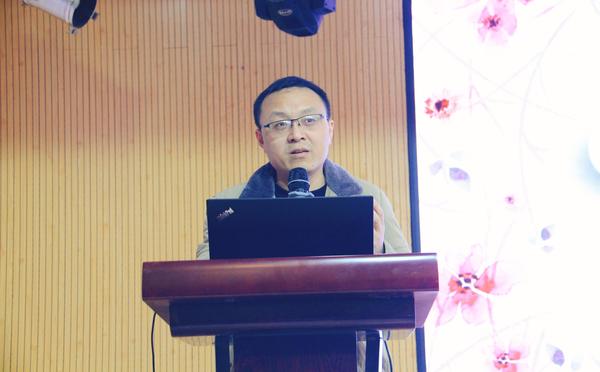 5.郑州七初东校区八年级主任彭建杰进行家长学校主题讲座